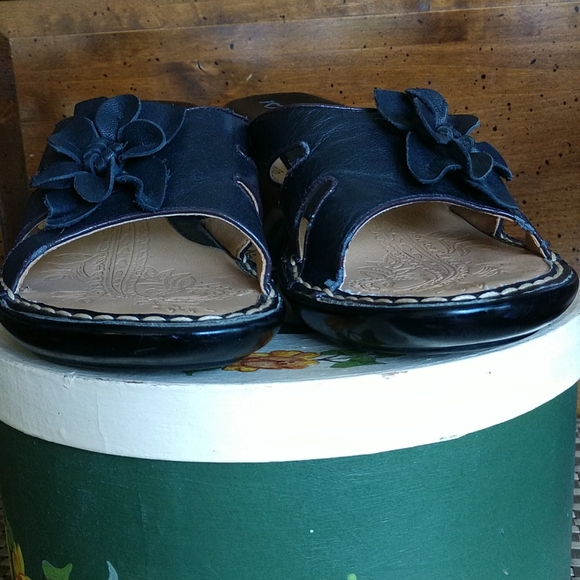 I Love Comfort Black Leather Flower Trim Sandals 7 - Picture 9 of 10